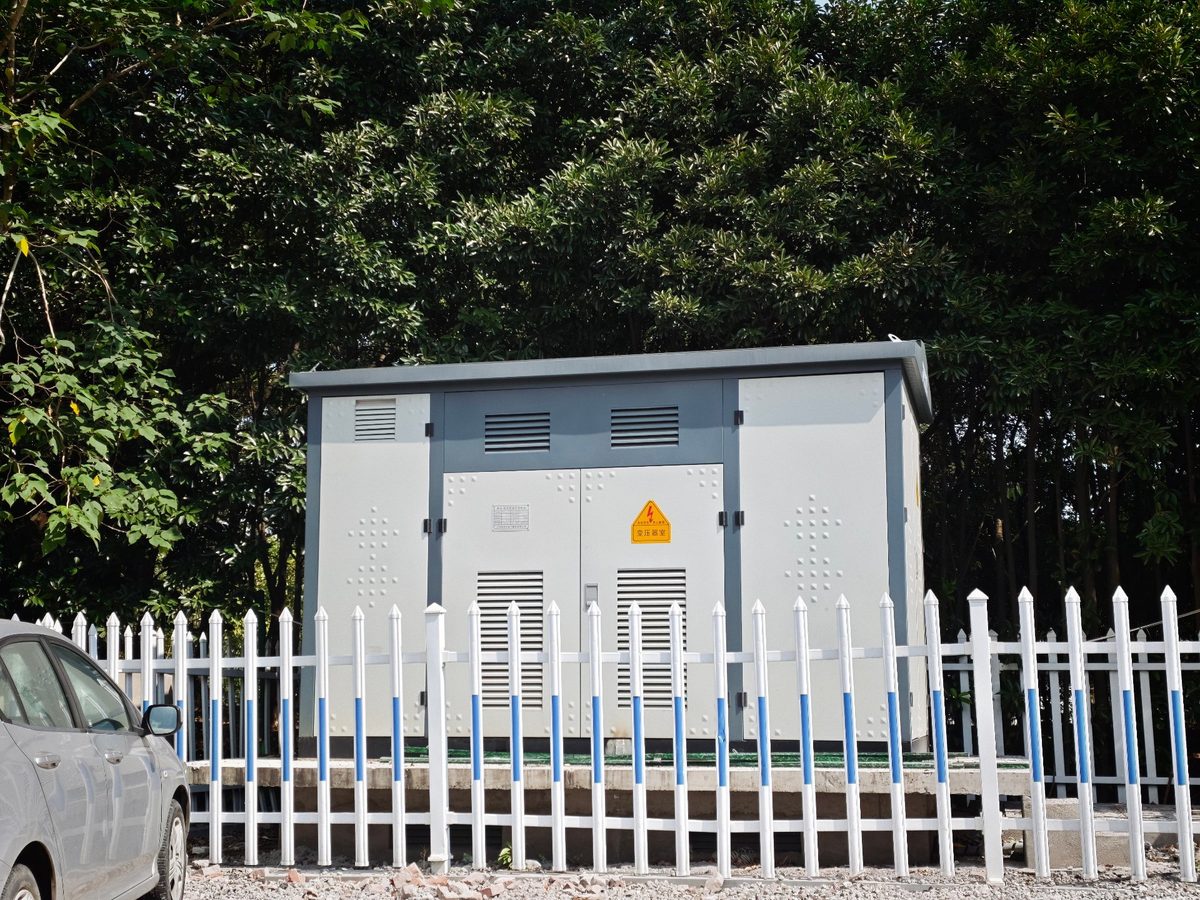 祥荣再生资源场区充电站实拍：为充电站供电的预装式箱式变电站，箱体带黄色警示标识