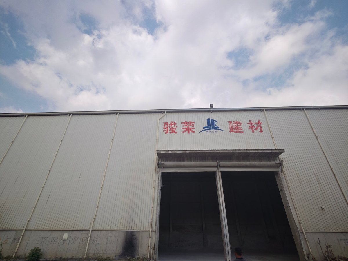 祥荣再生资源厂区正门：钢结构厂房外墙、门头标识与卷帘门装卸口