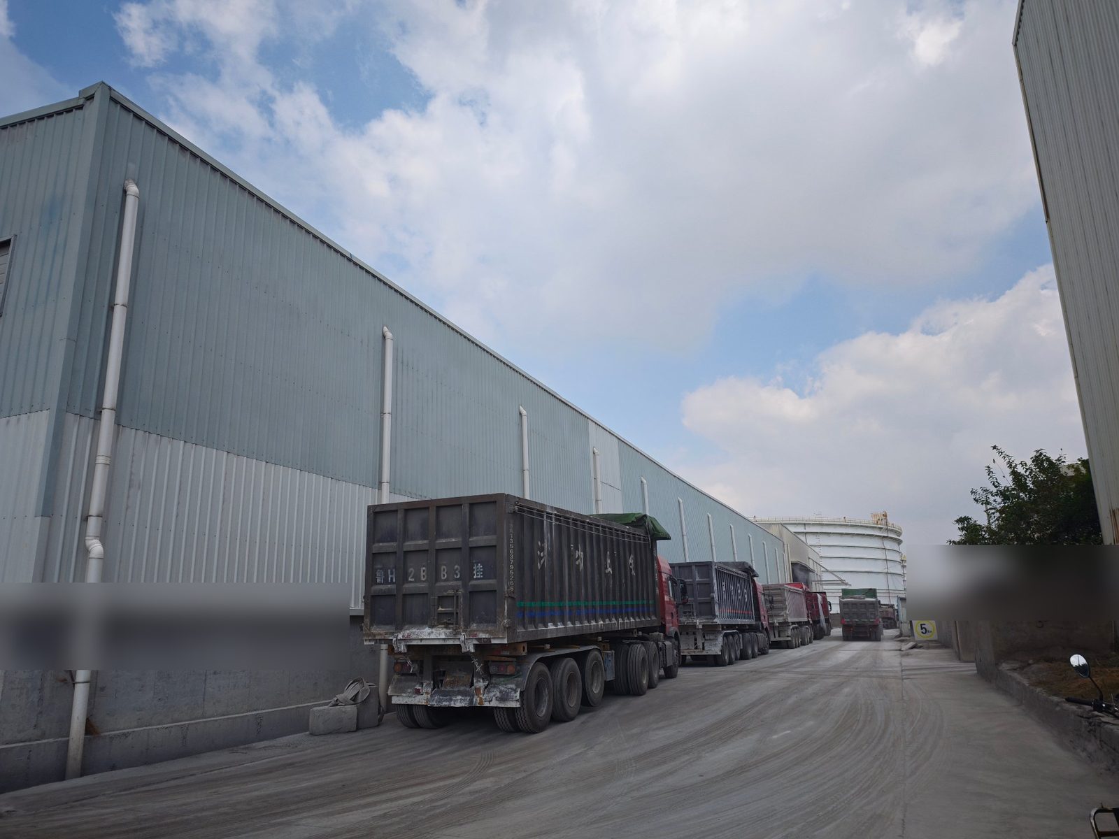 祥荣再生资源厂区道路：重卡编队依次通行，货车直入堆场装运