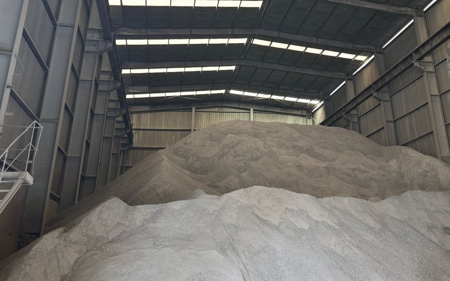 炉渣灰实拍：深色锅炉底渣颗粒料堆存，作免烧砖骨料与道路基层