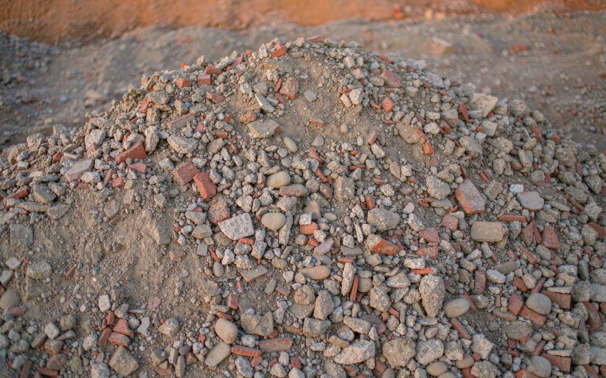 再生骨料实拍：建筑垃圾破碎筛分再生骨料，用于路基垫层与再生砖